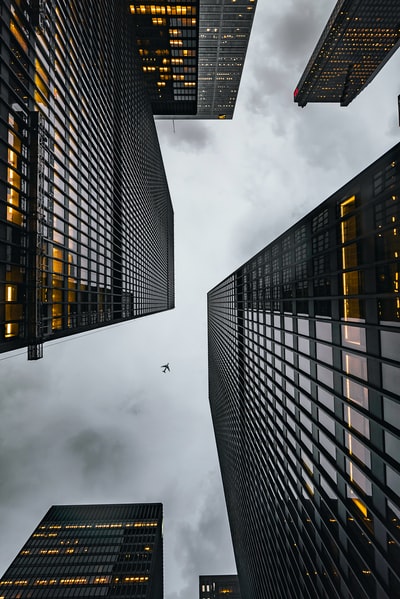 黑色高层混凝土城市建筑低角度照片